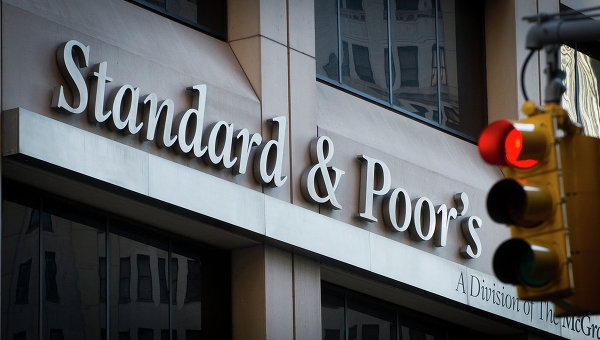 Standard & Poor’s понизило рейтинг России до «мусорного»