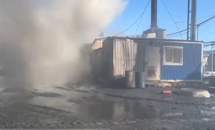 В Новошахтинске горит завод по переработке нефтепродуктов