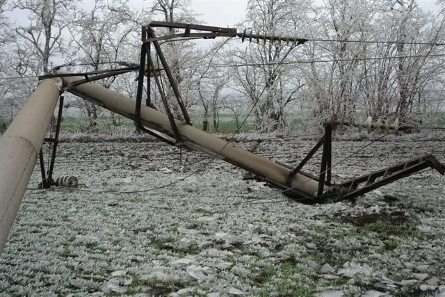 «Пахотные поля пропитались водой и не позволяли проехать автомобилю, поэтому пришлось пробираться пешком, навстречу сбивающему с ног ветру»