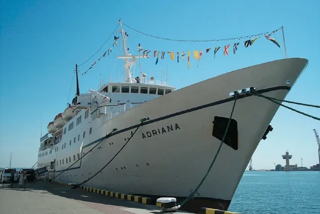 Белеет лайнер одинокий