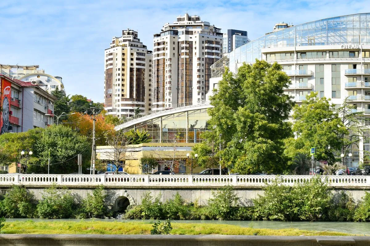 «Город наполнен недоступным жильем»: объем продаж квартир в Сочи сократился в 2,6 раза в 2026 году