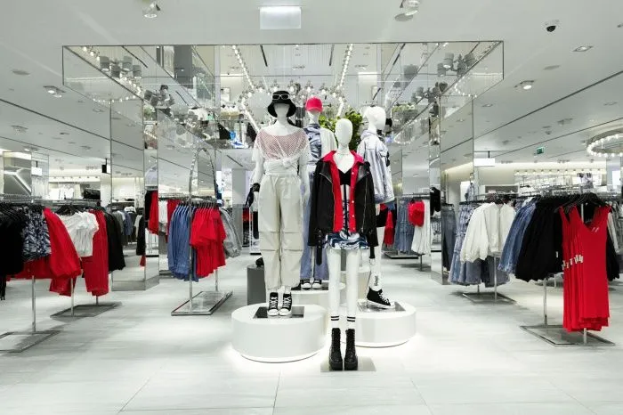 От производителя к ритейлеру: что происходит с «Глорией Джинс»