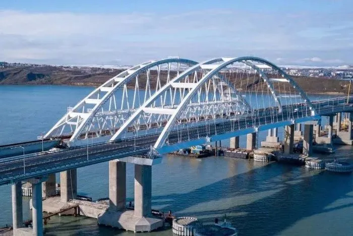 В очереди на Крымский мост скопились более 2 тысяч автомобилей