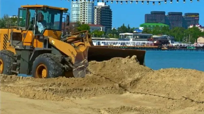 В Анапе разобрали большую часть защитного вала вдоль береговой линии