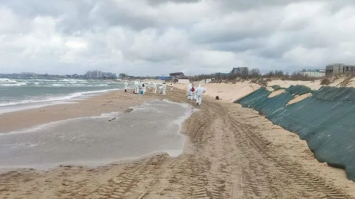 На береговой линии в Краснодарском крае обнаружили выбросы белого вещества