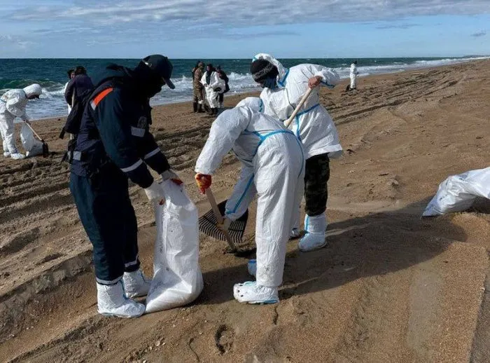 К ликвидации ЧС с разливом мазута в Анапе привлечены около 500 человек и более 50 единиц техники