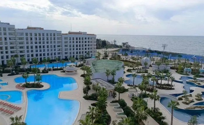 На фоне закрытия пляжей Анапы общее число бронирований на лето в России снизилось на 15%