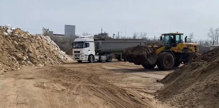 Замазученный песок с площадки временного хранения на Кубани вывезут до 15 апреля