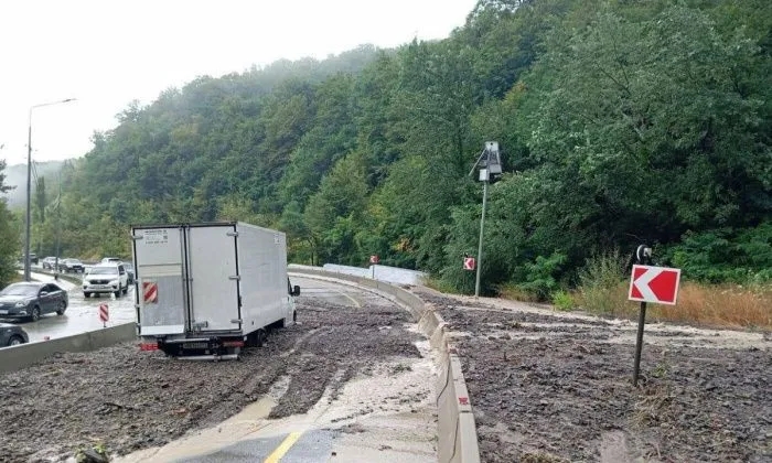 В Краснодарском крае сход селя привел к закрытию участка трассы М-4 «Дон» и эвакуации детских туристических групп