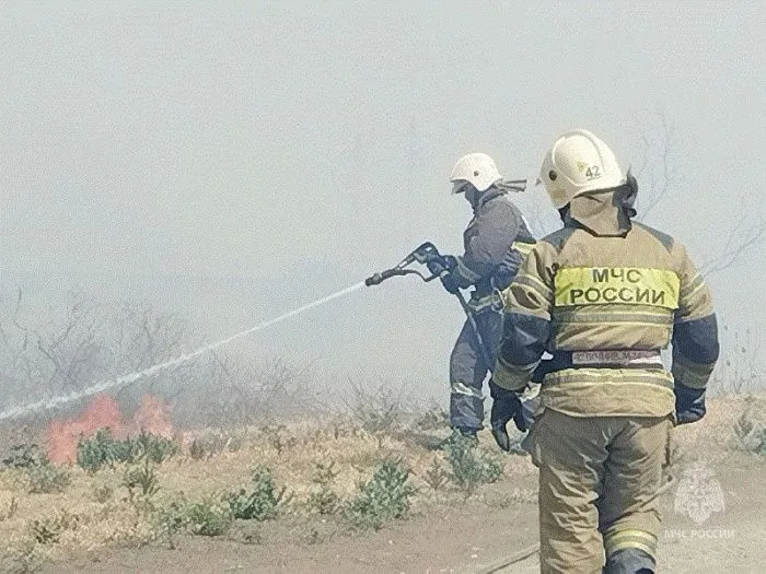 К тушению пожара в Астраханской области привлекли авиацию