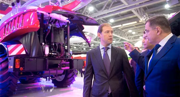 Денис Мантуров оценил премьерные агромашины Ростсельмаш