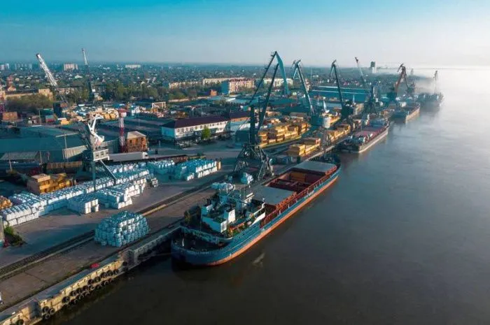 Обломки беспилотника повредили судно в порту Оля в Астраханской области