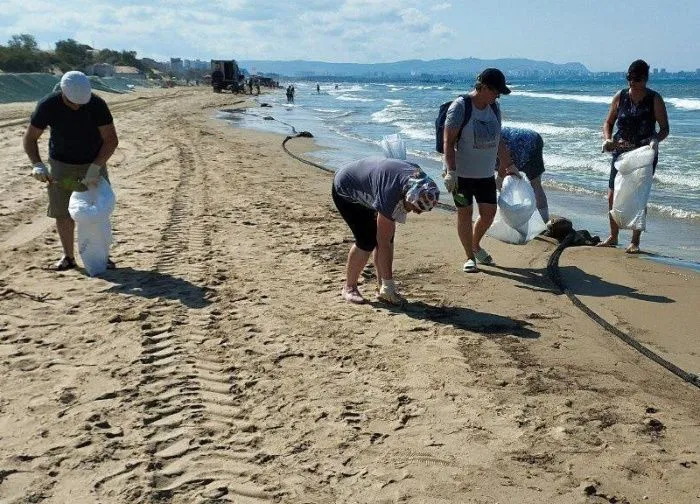 За время ликвидации последствий ЧС в Черном море собрано более 176 тысяч тонн загрязненного грунта