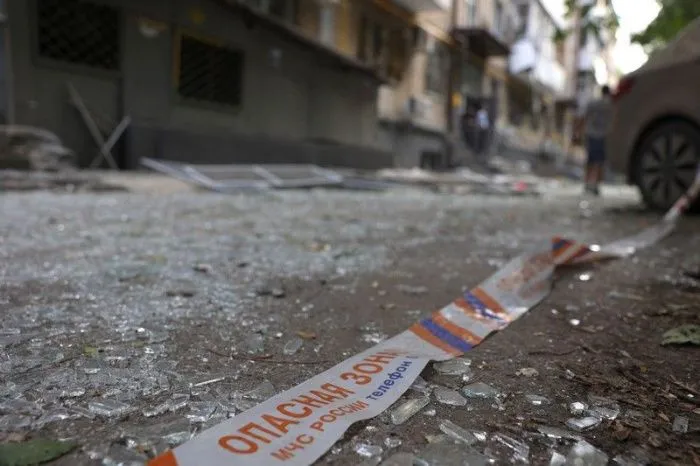 В Ростове-на-Дону после взрыва БПЛА загорелась крыша четырехэтажного дома