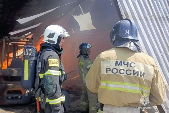 В Ростовской области в результате крупного пожара на складе пострадал человек