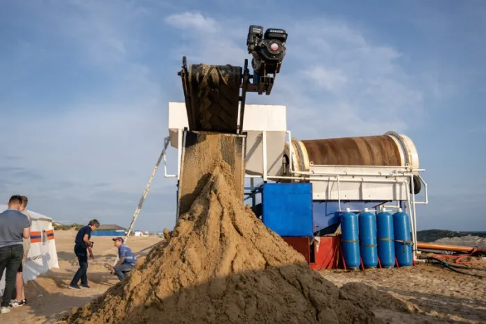 Сроки вывоза замазученного песка с временной площадки в Анапе сдвинули на месяца