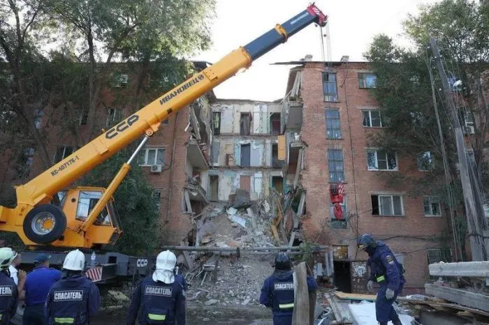 Власти выплатят по 156 тысяч рублей полностью потерявшим имущество жителям обрушившегося дома в Астрахани