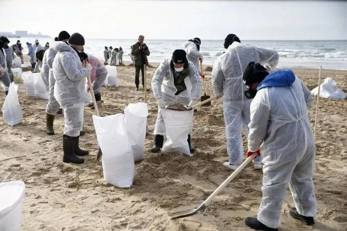 В Анапе от мазута очистили более 10,5 км береговой линии