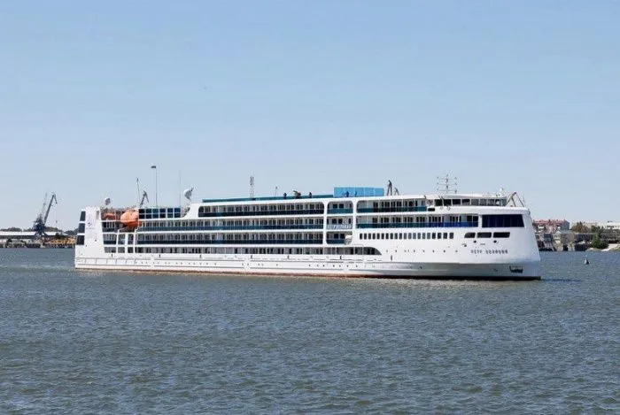 Недостроенный круизный лайнер «Владимир Жириновский» отправили из Астрахани в Санкт-Петербург