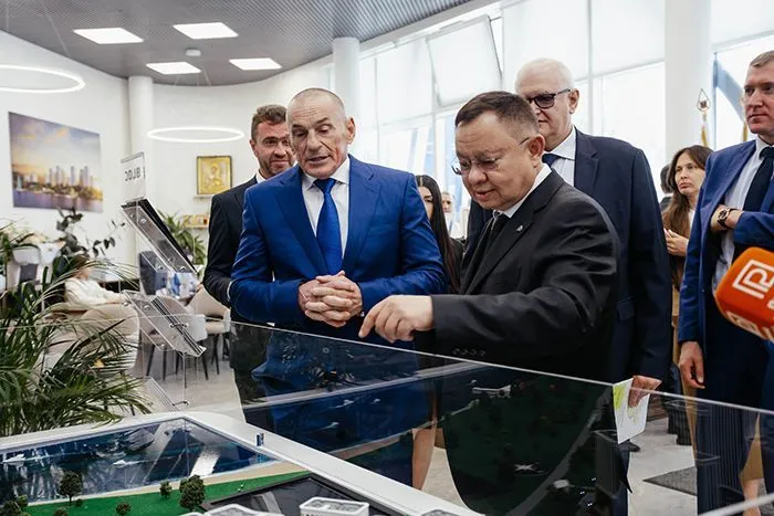 В Ростове стройплощадку школы в «Левобережье» посетил министр строительства и ЖКХ РФ Ирек Файзуллин