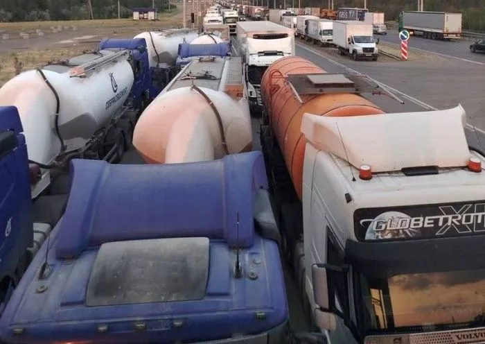 СМИ: В Волгограде десятки фур стали в пробке и образовали затор на въезде в город