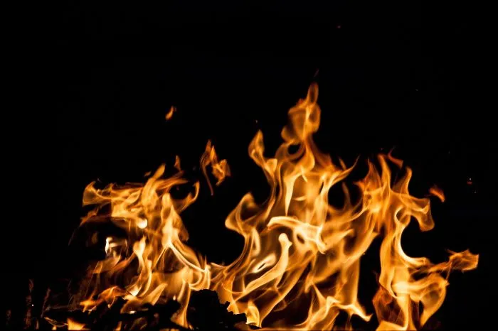 На горящей нефтебазе на Кубани произошла утечка из резервуара