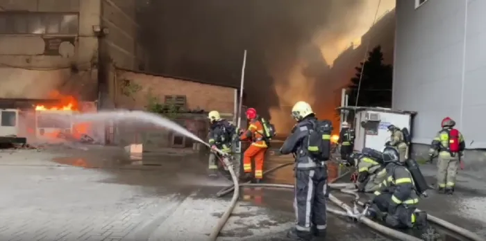 На улице Орской в Ростове-на-Дону горит более 15 тыс. кв. м складских помещений 