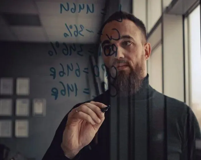 Основные причины импульсивных трат — финансовая неграмотность и зависимость, как болезнь, говорит основатель и владелец компании Choco Сorp Максим Костюков