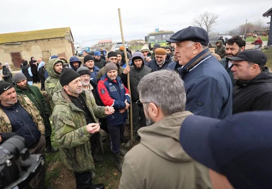 Председатель Правительства Дагестана Абдулмуслим Абдулмуслимов оценил масштаб затопления в сёлах Хасавюртского района после сильнейшего паводка // Фото: Правительство республики Дагестан