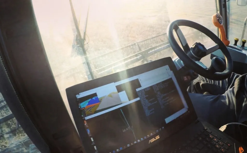 Стр 4 Комбайн кабина.jpg Стр 4 Комбайн кабина.jpg