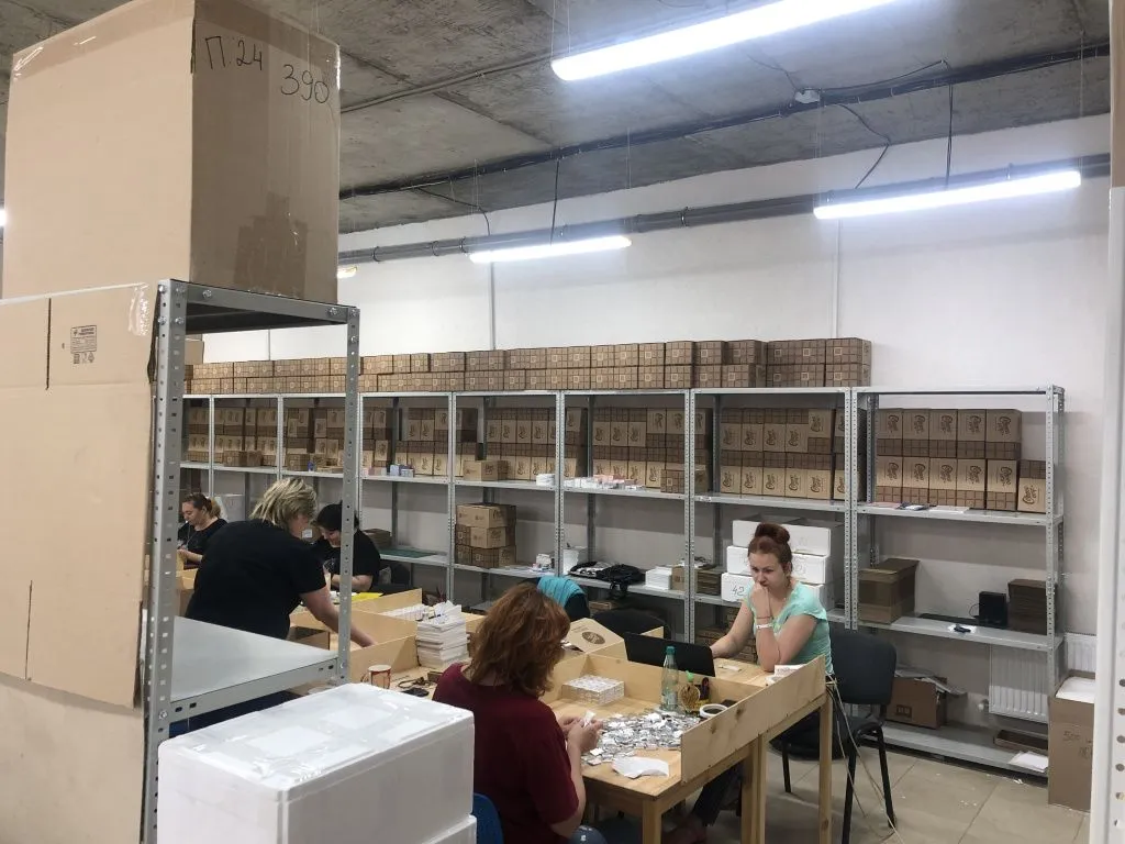 Коробки с шоколадками в офисе Choco Сorp Коробки с шоколадками в офисе Choco Сorp