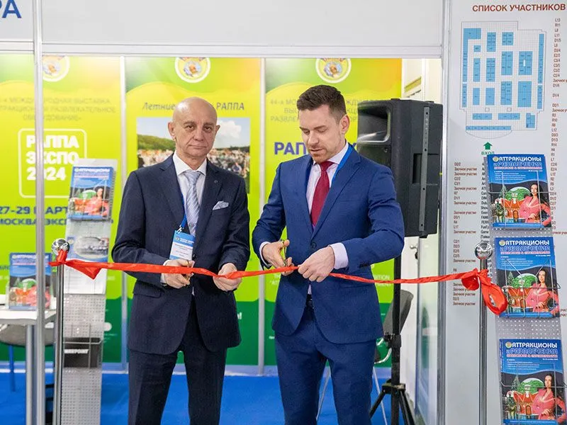 Гнездилов на открытии выставки слева.jpg