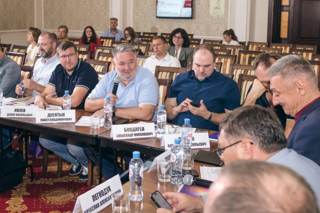 Инвестор Павел Десятых (на фото в центре) отметил, что видит перспективы в выращивании косточковых культур на Кубани и развитии поставок в отдаленные регионы // Фото: «Эксперт Юг» Инвестор Павел Десятых (на фото в центре) отметил, что видит перспективы в выращивании косточковых культур на Кубани и развитии поставок в отдаленные регионы // Фото: «Эксперт Юг»