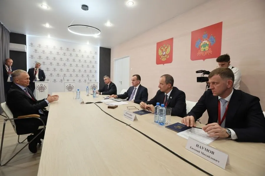 Встреча Вениамина Кондратьева, Евгения Наумова и Вадима Анисимова на полях ПМЭФ-2026, где было подписано соглашение о строительстве фармацевтических заводов в Краснодаре // Фото: администрация Краснодарского края