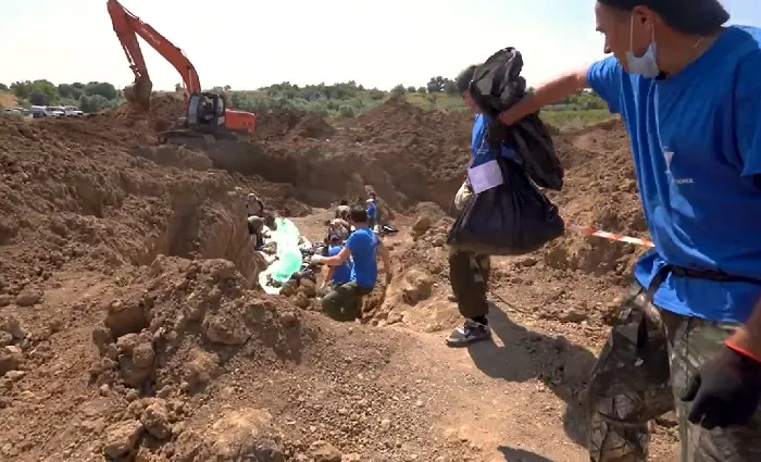 Работа по извлечению останков.jpg Работа по извлечению останков.jpg