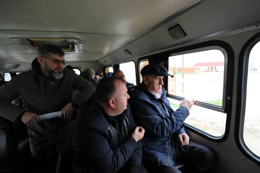 Председатель Правительства Дагестана Абдулмуслим Абдулмуслимов вместе с профильными министрами выехал в Хасавюртовский район. После завершения визита будут выработаны дальнейшие меры по ликвидации последствий паводка // Фото: Правительство республики Дагестан