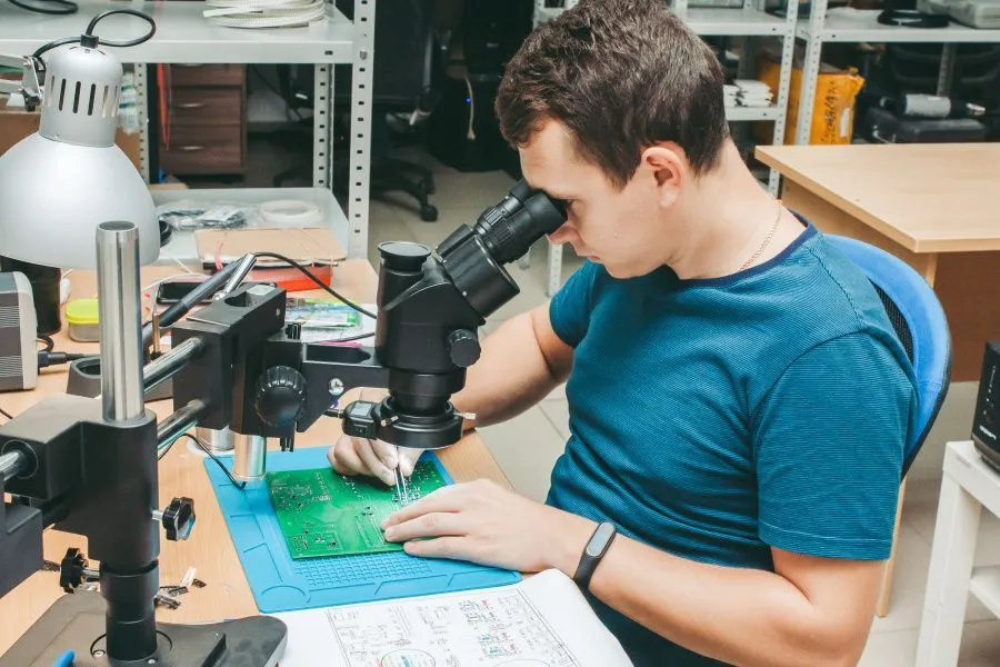 Самый заметный тренд сейчас — инвазивные решения, то, что в быту называют «чипами в голову», говорит Вадим Сахаров // Фото: пресс-служба «Нейротех»