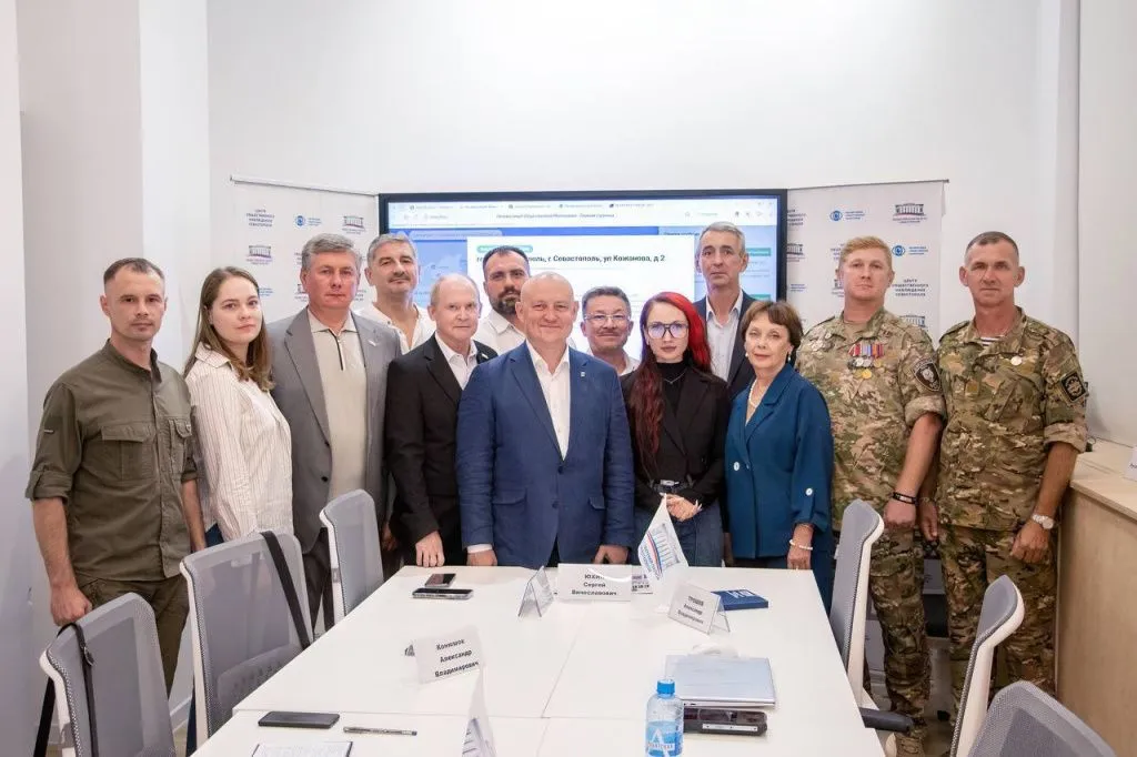 После закрытия избирательных участков Михаил Развожаев заехал в Штаб общественного наблюдения // Фото: Telegram-канал губернатора Севастополя