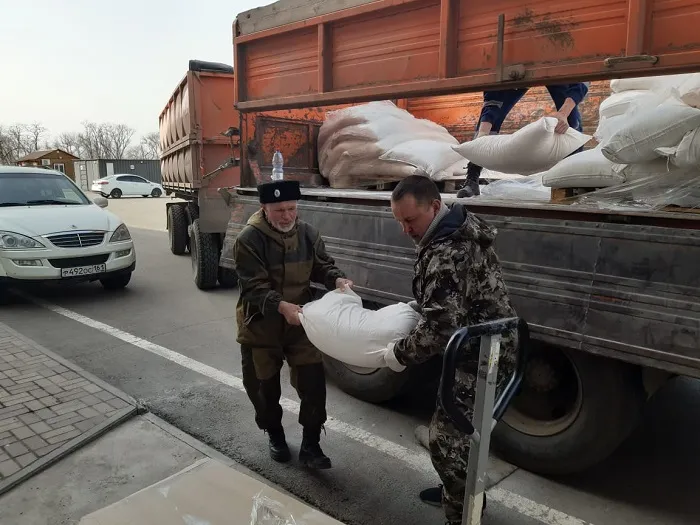 Разгрузка гуманитарки.jpg Разгрузка гуманитарки.jpg