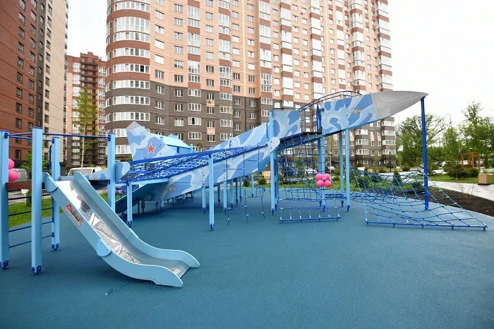Детская площадка с безопасным прорезиненным покрытием Детская площадка с безопасным прорезиненным покрытием
