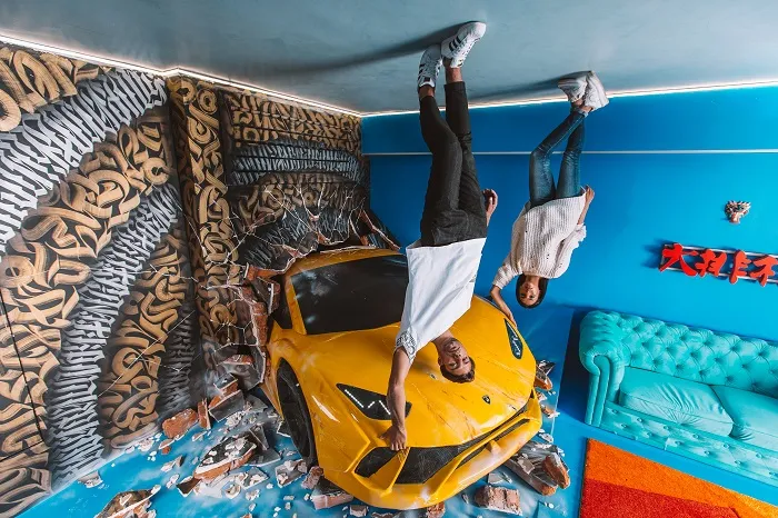 Интерьер «Перевернутого дома» в Санкт-Петербурге