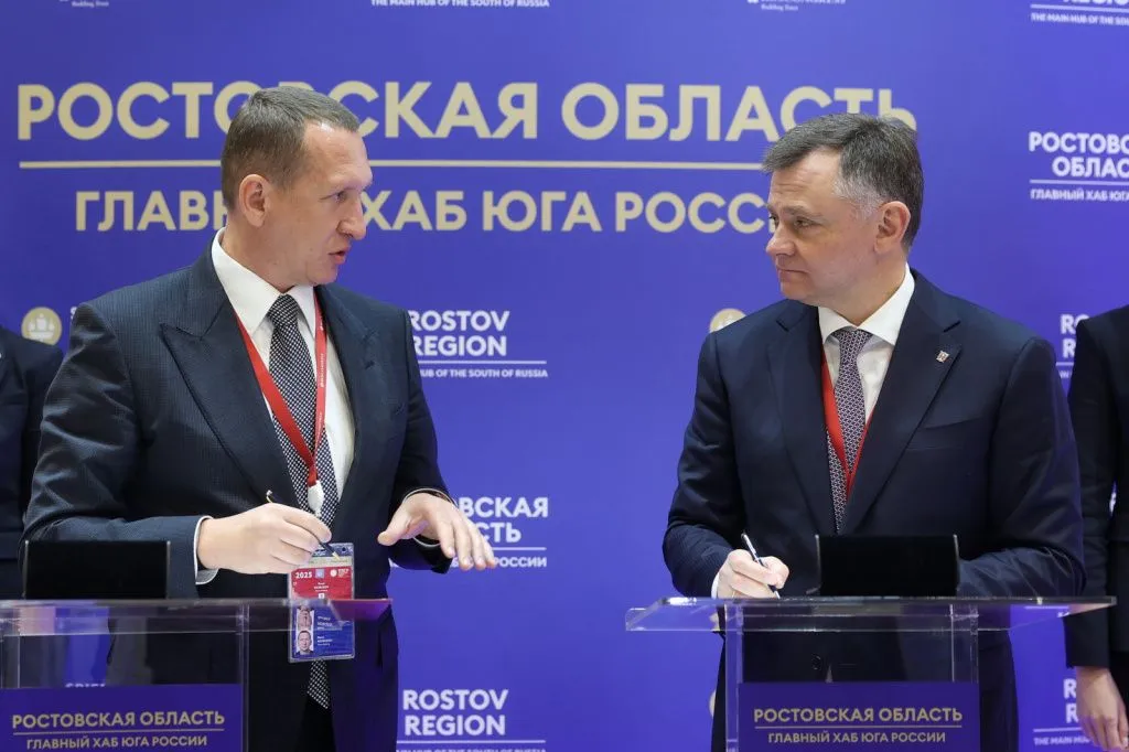  Врио губернатора Дона Юрий Слюсарь и генеральный директор «Акрон Холдинг» Павел Морозов // Фото: Правительство Ростовской области