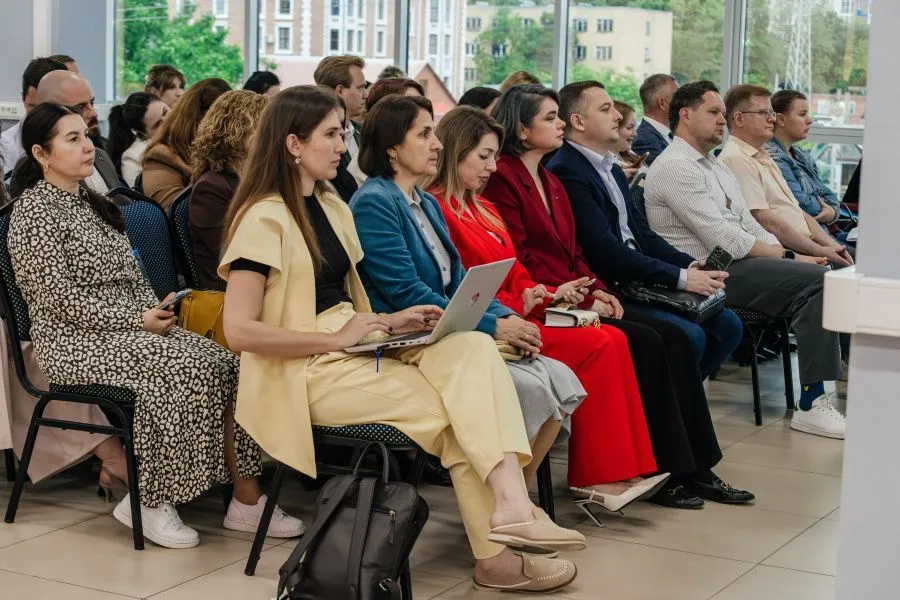 Регионы конкурируют не только за инвестиции, мощности и логистику, но и за возможность удерживать и развивать талантливых людей, особенно на стыке креативной экономики, технологий и предпринимательства, отмечалось в ходе дискуссии // Фото: «Эксперт Юг» Регионы конкурируют не только за инвестиции, мощности и логистику, но и за возможность удерживать и развивать талантливых людей, особенно на стыке креативной экономики, технологий и предпринимательства, отмечалось в ходе дискуссии // Фото: «Эксперт Юг»