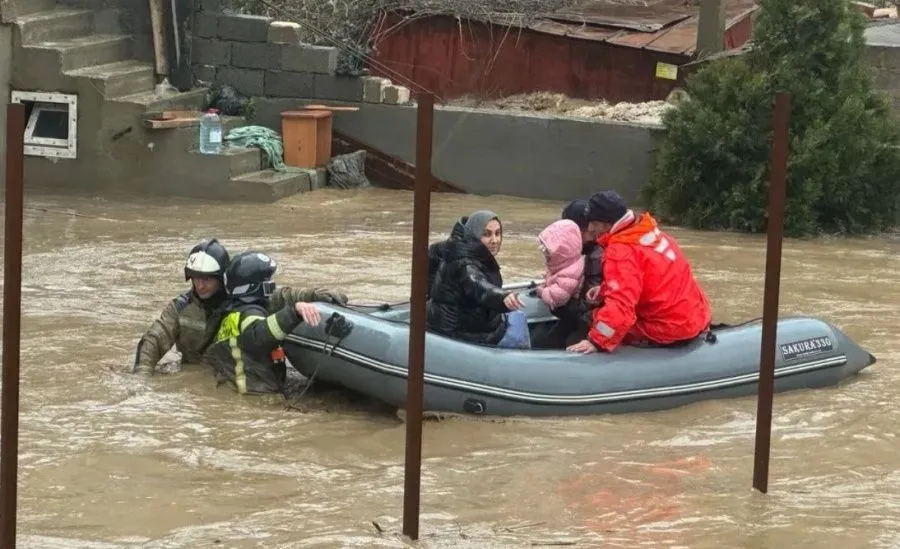Спасатели эвакуируют людей из затопленных районов // Фото: МЧС России Спасатели эвакуируют людей из затопленных районов // Фото: МЧС России
