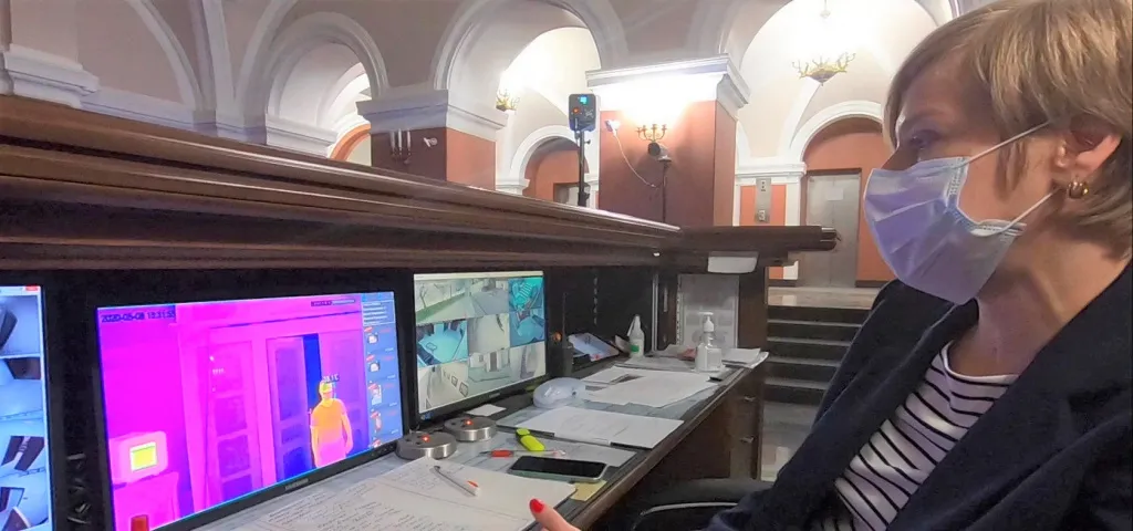 Данные о температуре тела людей, входящих на предприятие, и наличии у них масок выводятся на отдельный монитор наблюдателя. Данные о температуре тела людей, входящих на предприятие, и наличии у них масок выводятся на отдельный монитор наблюдателя.