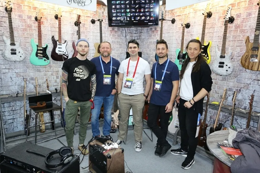 Гитары_Хмелевский_второй слева.jpg Гитары_Хмелевский_второй слева.jpg