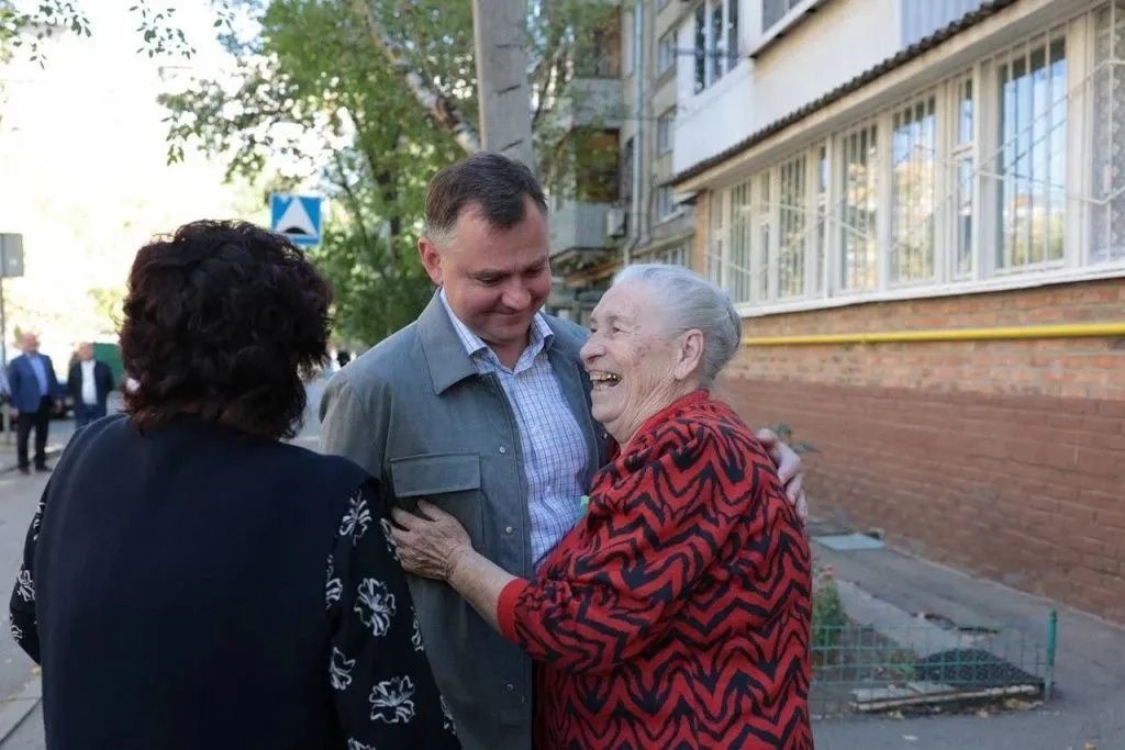 После голосования Юрий Слюсарь побывал в родном дворе и своей школе // Фото: Telegram-канал главы региона