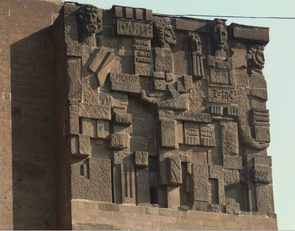 Барельефы на фасаде могут визуально утонуть в новой облицовке, считает Артур Токарев // Фото: ДГПБ Барельефы на фасаде могут визуально утонуть в новой облицовке, считает Артур Токарев // Фото: ДГПБ