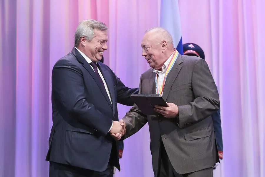 Василий Чуб получает награду как почетный гражданин Ростовской области.jpg