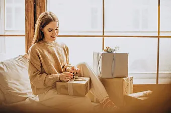 Осознанное потребление и персонализация в условиях роста цен: какие подарки выбирают на 23 Февраля и 8 Марта в 2026 году